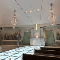 白を基調とした清潔感のあるチャペル