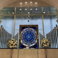 青いステンドグラスが素敵です