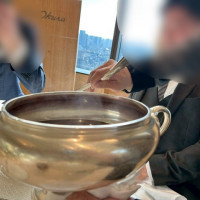 注いでくれるスープ