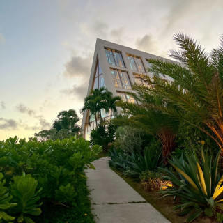 式場と繋がっている砂浜からのチャペル外観