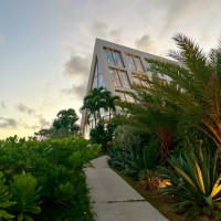 式場と繋がっている砂浜からのチャペル外観