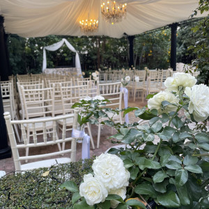 80人規模だと屋根の外(アーチの手前)にも椅子を配置します。|782477さんのソンブルイユ TOKYOの写真(2596084)