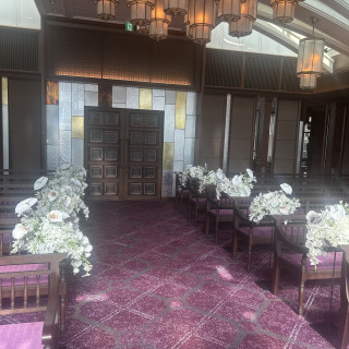 横長の式場でバージンロードは短め。