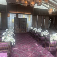 横長の式場でバージンロードは短め。