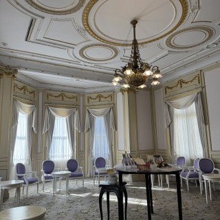 ウェルカムドリンクを提供する場所。
淡い紫色の椅子が印象的。