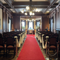 木造の壁床天井が落ち着いた雰囲気を演出。木の香りも感じる。