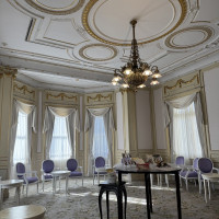 ウェルカムドリンクを提供する場所。
淡い紫色の椅子が印象的。