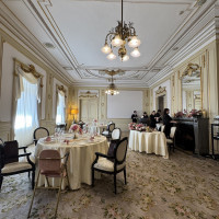 電飾、壁床天井の装飾が豪華。
お城にいるかのような雰囲気。