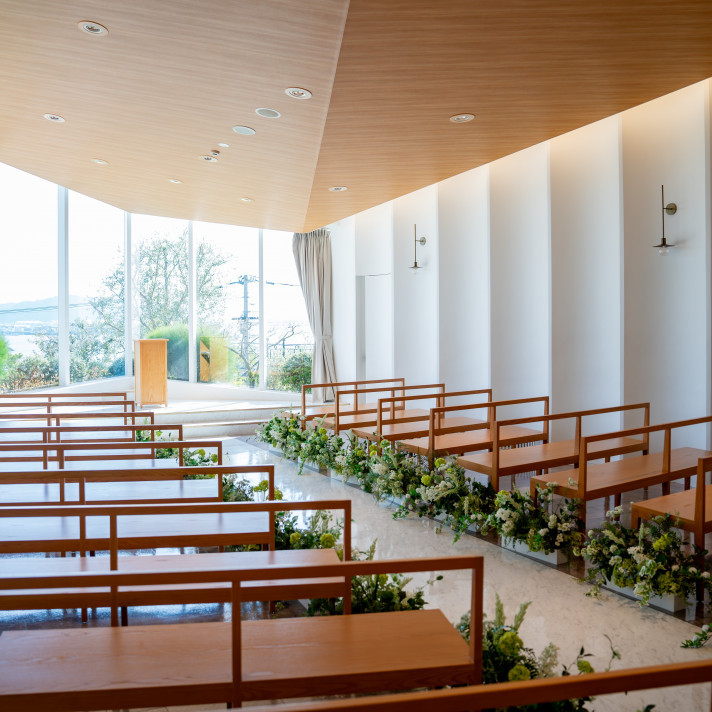 海の見える明るいチャペル