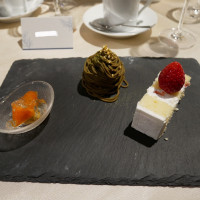 デザート。宇治抹茶モンブラン、季節のフルーツのコンポート。