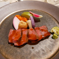 厳選黒毛和牛のステーキと野菜のロースト。