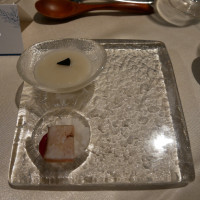 アミューズ。菊芋のピューレ、寒鰤の燻製とお米の煎餅。