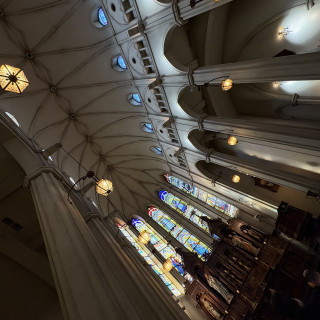 天井が高くステンドグラスから差し込む光が神秘的な空間です