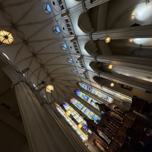 天井が高くステンドグラスから差し込む光が神秘的な空間です|782573さんのSt. ヴァレンタイン福山/FIVESTAR WEDDINGの写真(2596423)