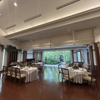 大きな窓からガーデンが見える