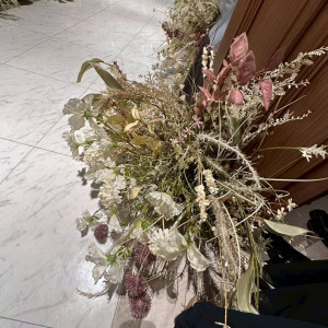 足元にもお花があり可愛いです|782593さんのアーヴェリール迎賓館（名古屋）/テイクアンドギヴ・ニーズウェディングの写真(2596478)