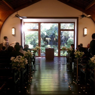 木のチャペルで大きすぎず綺麗な空間でした