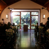 木のチャペルで大きすぎず綺麗な空間でした