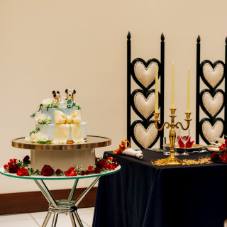 ウェディングケーキとテーブルの装花です。