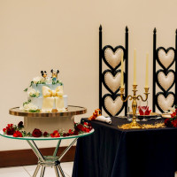 ウェディングケーキとテーブルの装花です。