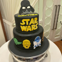 新郎が大好きなスターウォーズのウェディングケーキ♡