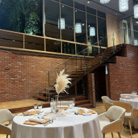 階段からの登場ができます。