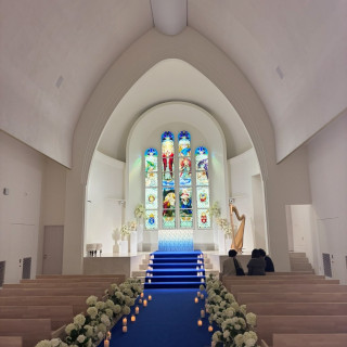 青いバージンロードが白に映えて綺麗でした