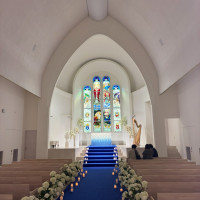 青いバージンロードが白に映えて綺麗でした