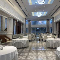 大人数対応の披露宴会場はゴージャスで明るい雰囲気