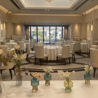 天窓とテラスが続いている上品でナチュラルな会場