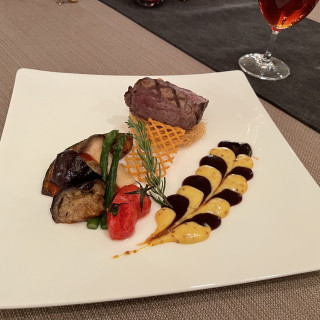 お肉が柔らかくジューシー。ソースが可愛い。