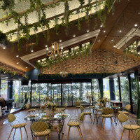 天井が高く光が入りあたたかい感じ