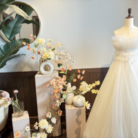 結婚式をイメージできるような小物、ドレス