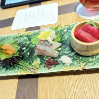 お刺身の盛り合わせ
マグロ、はまち、たい、ウニ
塩やわさびで