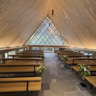 ウッド調のチャペルが印象的です