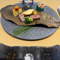 西京焼きとキッシュと鯛の昆布締め、朴葉味噌とお肉