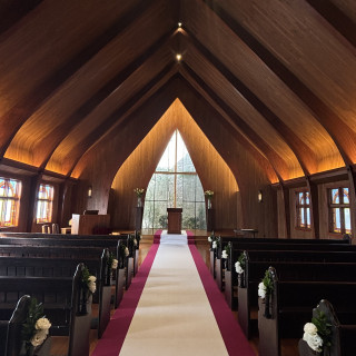 歴史を感じる椅子とステンドグラスが印象的でした。