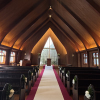 歴史を感じる椅子とステンドグラスが印象的でした。