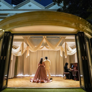 ガーデンから見た披露宴会場