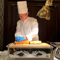 お肉のパイ包カット演出