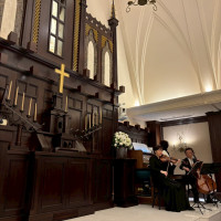 チャペルの祭壇にキャンドルの火をつける演出が素敵