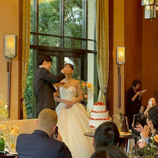 ケーキを食べ合う様子