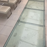 バージンロードの足元が砂浜になっていて可愛い