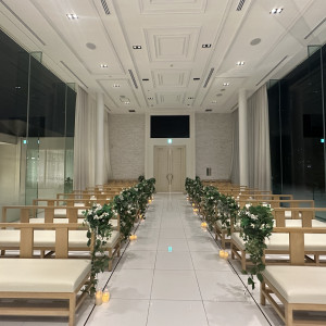 夜のチャペル、
ムービー見えるようにモニターが設置さてれる|782784さんのキャッスルガーデン OSAKAの写真(2598236)