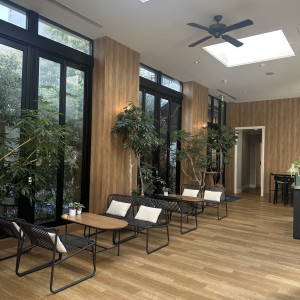 受付してからのカフェスペース|782784さんのAQUA GARDEN TERRACE(アクアガーデンテラス)/テイクアンドギヴ・ニーズウェディングの写真(2597400)