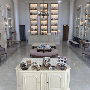 天井が広く白一色のロビー・受付。|782809さんのアーククラブ迎賓館(郡山)/テイクアンドギヴ・ニーズウェディングの写真(2597368)