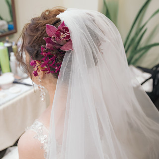 ジュエリーではなく花飾りでブーケや会場のお花に合わせました