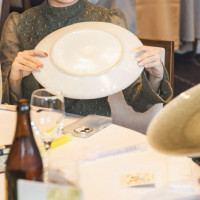 お皿の下にメッセージカードを隠している演出