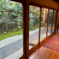 庭と、披露宴会場につながる通路です。