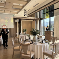 スクリーンの右横がサプライズ入場口です。